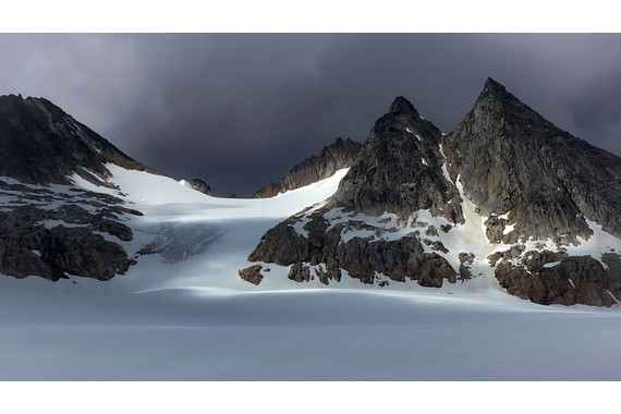 <p>2nd - B Grade: Open Digital - Snow Covered Peaks of Anchorage Alaska <small>© Darryl Martin</small></p>
